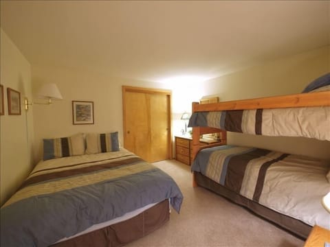 2 bedrooms, pillowtop beds, iron/ironing board, free WiFi