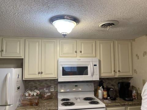 Kitchen update 2021
Equipped with pots,pans and silverware