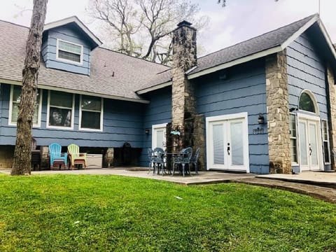 Back of house, table seating for 5