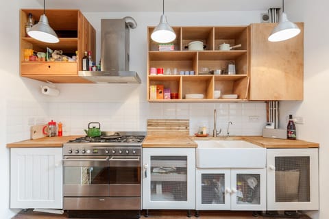 Fridge, oven, stovetop, coffee/tea maker