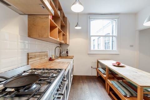 Fridge, oven, stovetop, coffee/tea maker