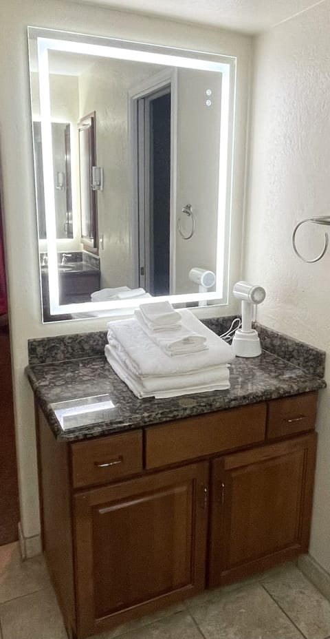 Combined shower/tub, jetted tub, hair dryer, towels