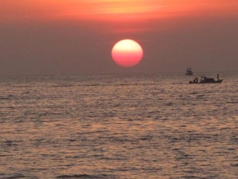 Unique sunsets at La Ropa Beach, by the area of Thompson Hotel also for R VSol