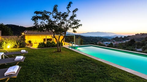 View over the village of Kare and the mountains