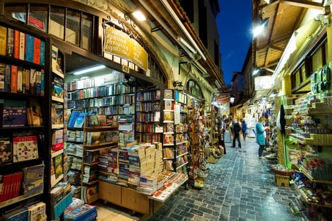 Famous "Souliou" street , 200 meters from Loggia Home