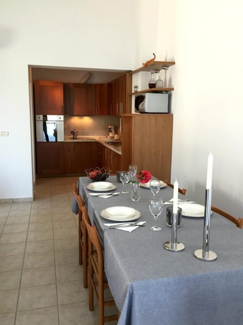 The dining table with 6 chairs and equipped kitchen