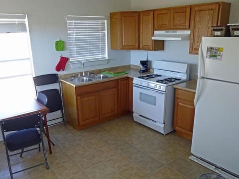 Fridge, oven, stovetop, coffee/tea maker