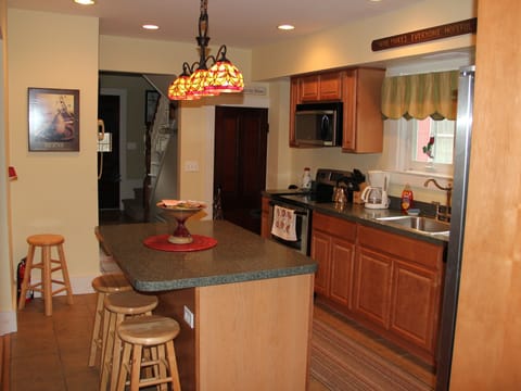 Private kitchen | Fridge, microwave, oven, stovetop