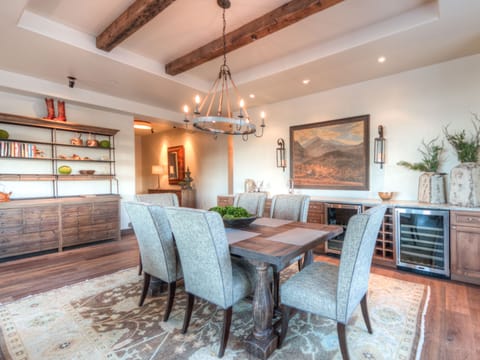 Cowboy Heaven Luxury Suite 7A, Dining 3