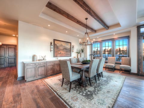 Cowboy Heaven Luxury Suite 7A, Dining 2