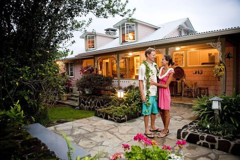 Join us in Holualoa for a lovely stay that will delight the senses!