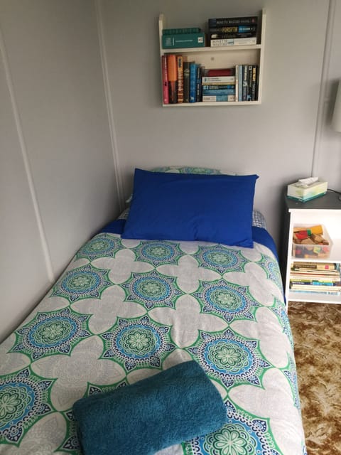 Iron/ironing board, bed sheets