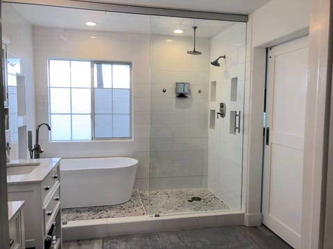 Combined shower/tub, hair dryer, towels