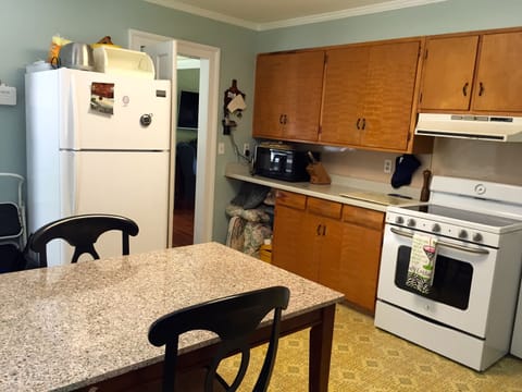 Eat-in kitchen, electric ceramic cooktop, electric oven.