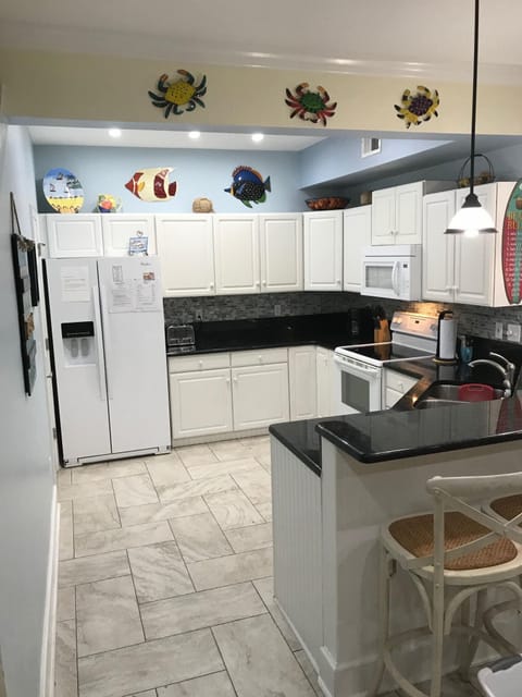 Full-size fridge, microwave, oven, stovetop