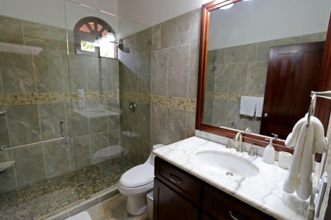 Toucan Suite bathroom