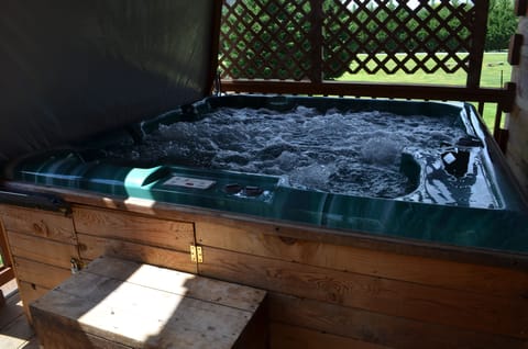 Outdoor spa tub