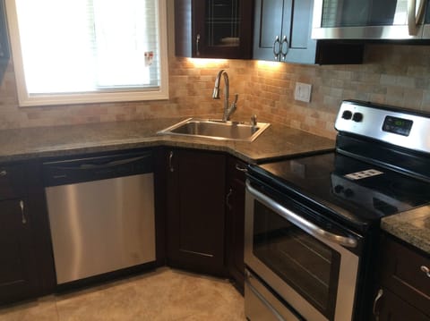 Private kitchen | Fridge, microwave, oven, stovetop