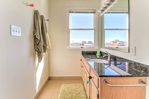 Combined shower/tub, hair dryer, towels