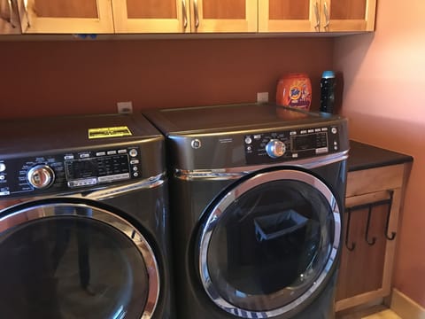 laundry w large capacity washer & dryer