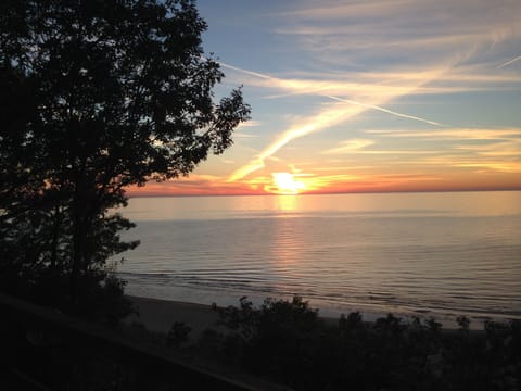 Beach nearby, sun loungers, beach towels