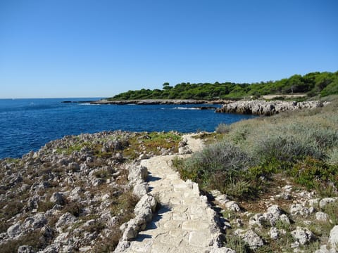 Beach nearby, sun loungers, beach towels