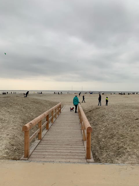 Beach nearby, sun loungers, beach towels