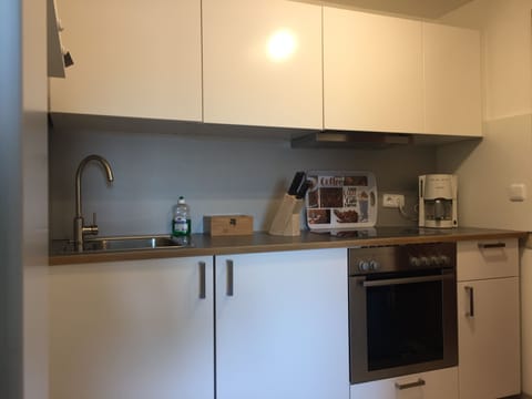 Fridge, oven, stovetop, coffee/tea maker