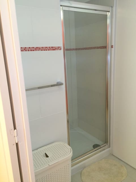 Combined shower/tub, towels