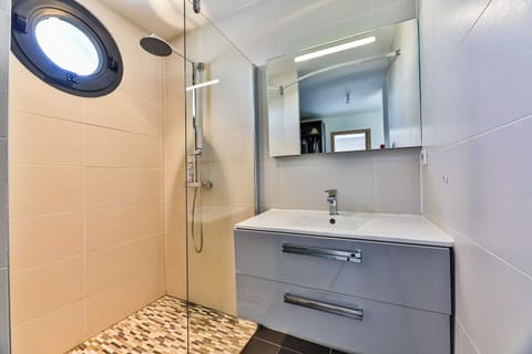 Combined shower/tub, hair dryer, towels, soap