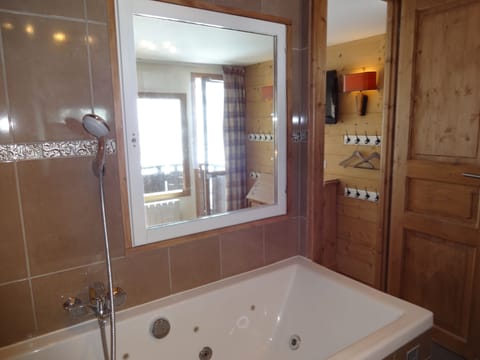 Combined shower/tub, jetted tub, hair dryer, towels