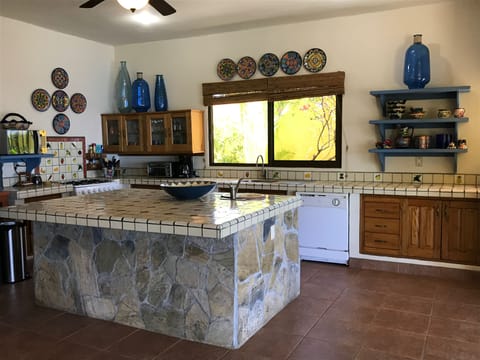 Full kitchen with dishwasher, filtered water and automatic ice maker.