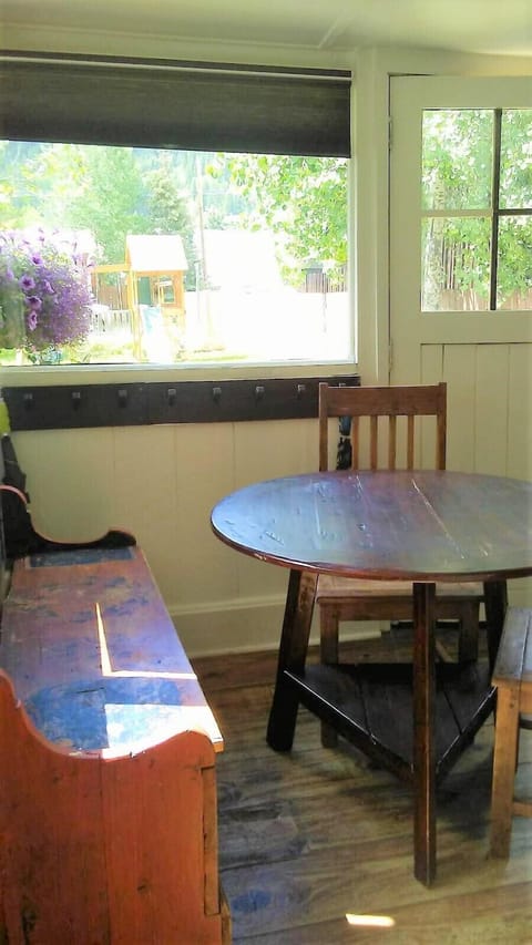 Bright 4 people dining room booth style