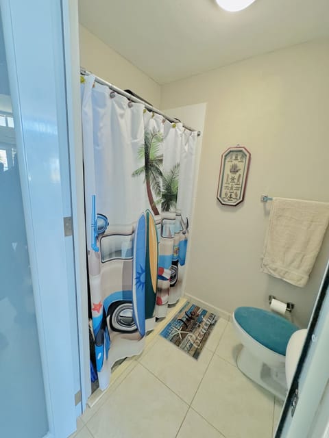 Combined shower/tub, hair dryer, bidet, towels