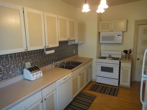 Full kitchen, gas range, microwave