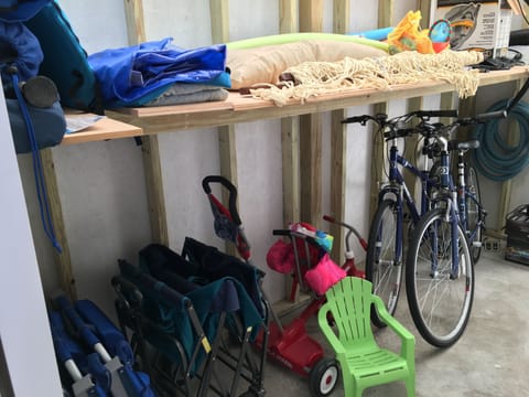 Storage room for all your toys, 2 bikes, wagon , sun umbrellas and floaties. 
