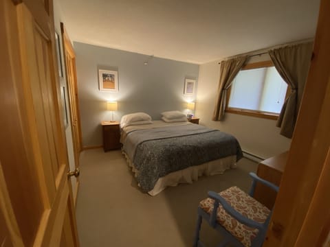 First floor bedroom (king bed)