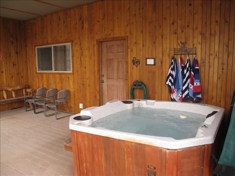 Indoor spa tub