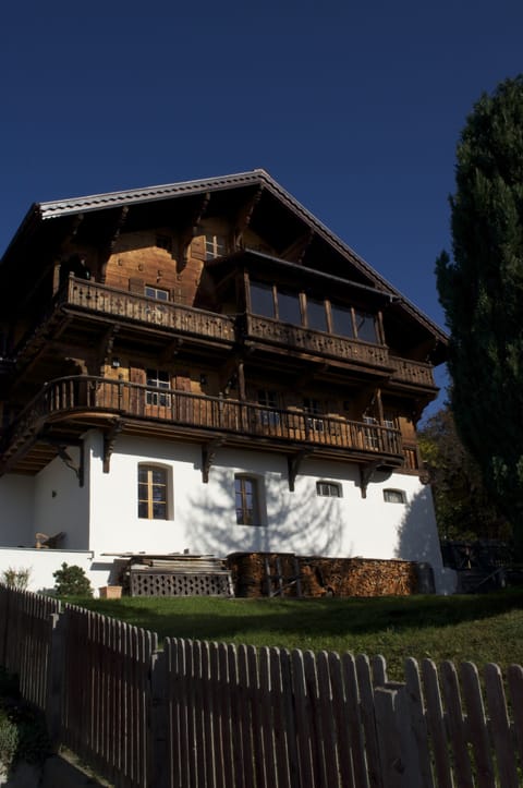 View of south facade (SW)