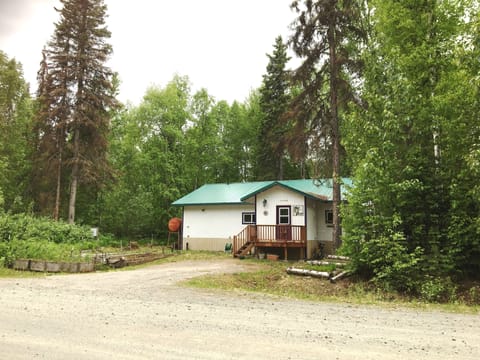 Secluded and quiet - yet - so close to beautiful downtown Talkeetna!
