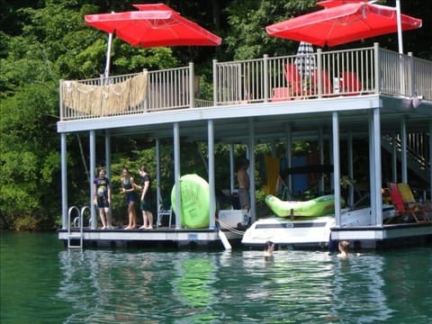 Party on the Dock! Double decker dock in gorgeous cove. 