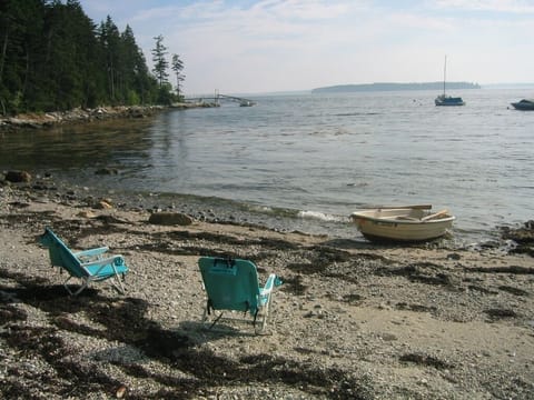 Beach nearby, sun loungers, beach towels