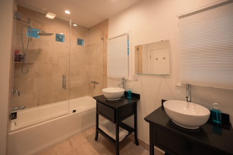 Combined shower/tub, jetted tub, eco-friendly toiletries, hair dryer