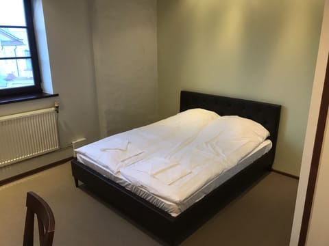 5 bedrooms, in-room safe, iron/ironing board, free WiFi