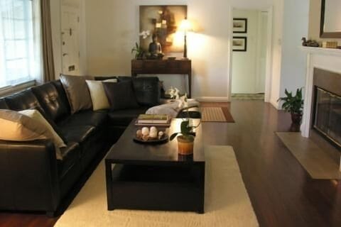 Studio City Vacation home: Living room with fireplace