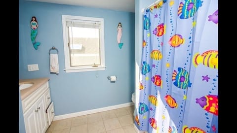 Combined shower/tub