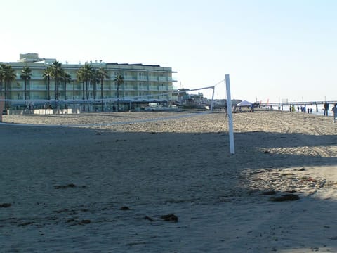 Beach nearby, sun loungers, beach towels