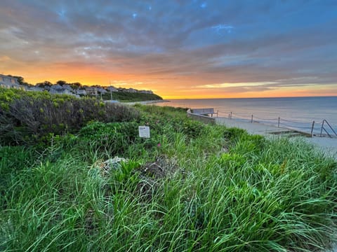 Beach nearby, sun loungers, beach towels