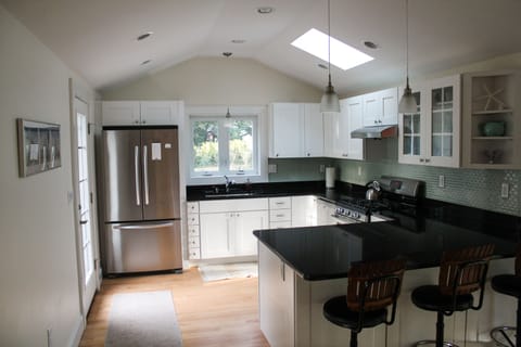 Private kitchen | Fridge, microwave, oven, stovetop