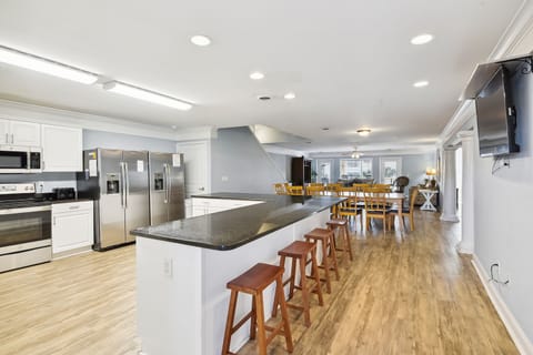 Private kitchen | Fridge, microwave, oven, stovetop